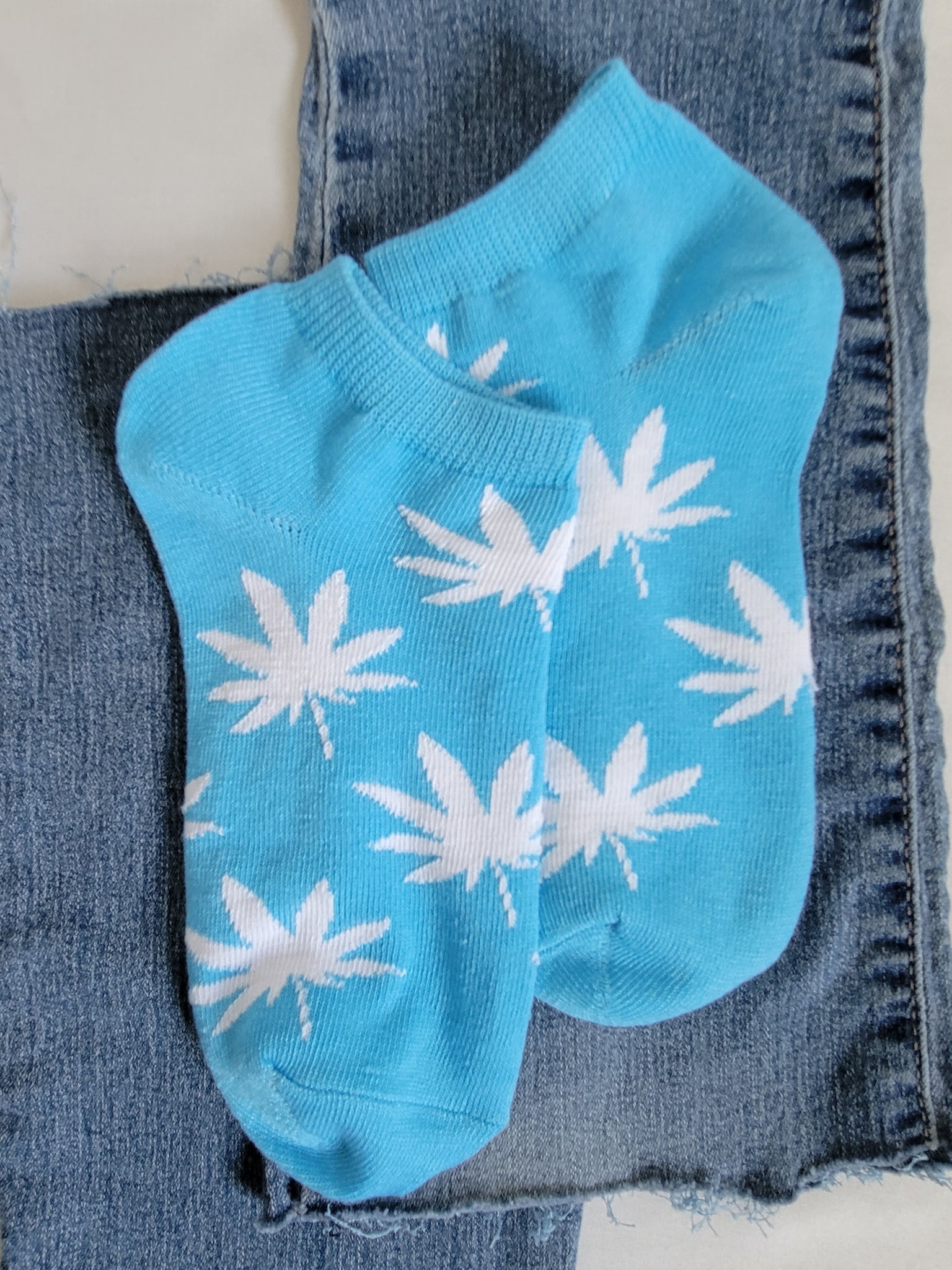 Marijuana Leaf Low Cut (Light Blue)