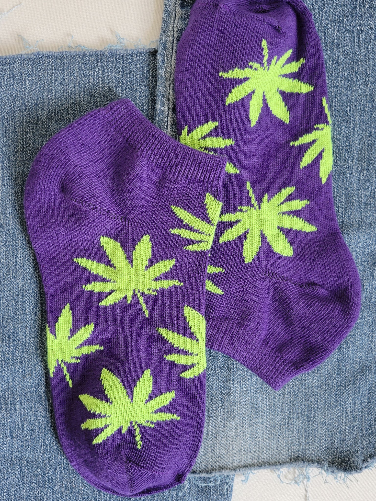 Marijuana Leaf Low Cut (Dark Purple)