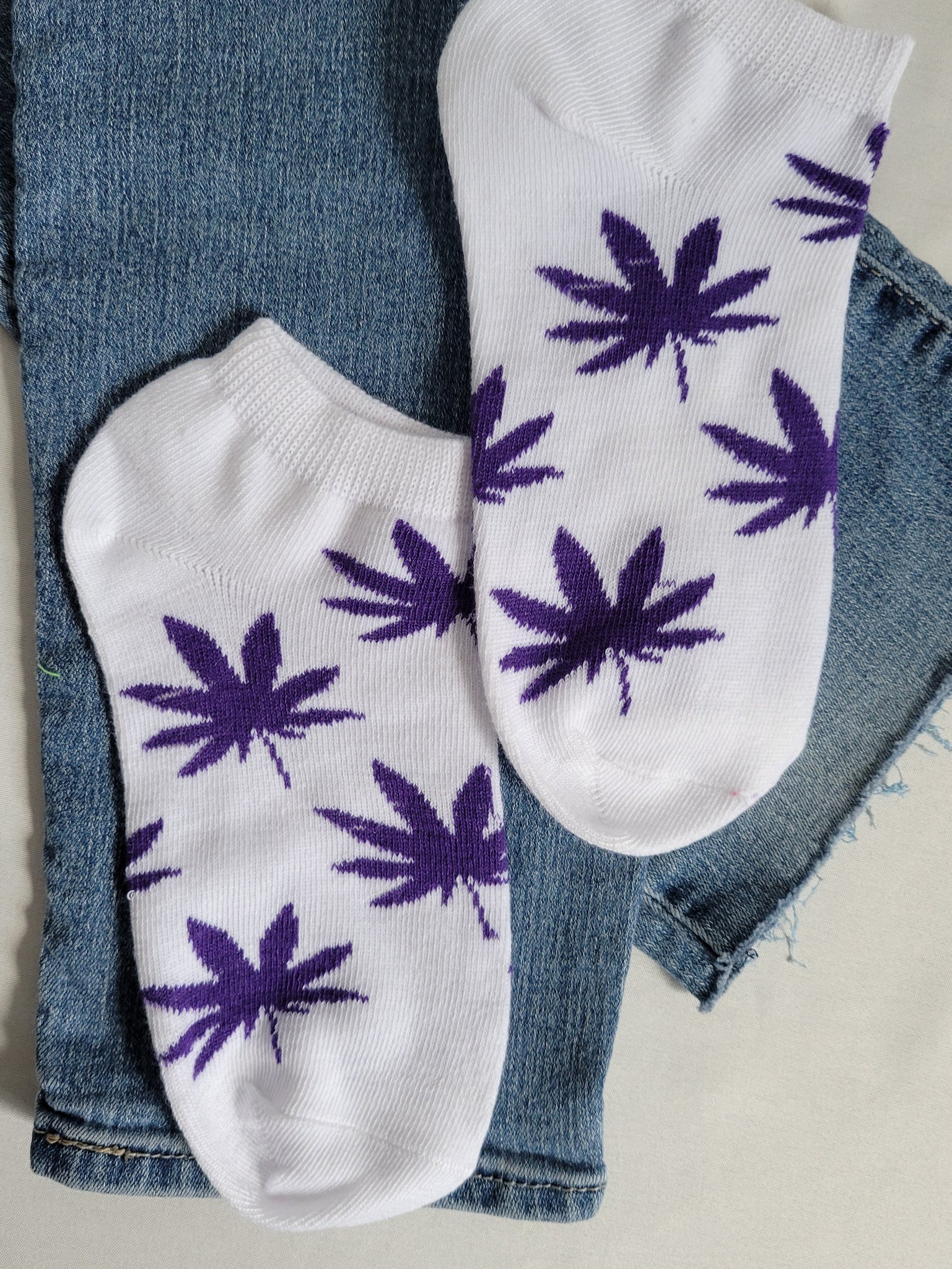 Marijuana Leaf Low Cut Sock (White/Dark Purle)